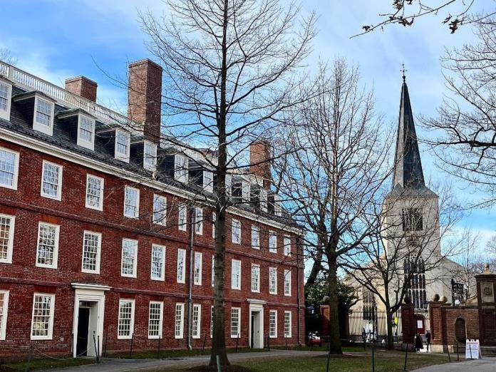 Miedo y orgullo en Harvard, que se atrinchera ante la guerra declarada por Trump