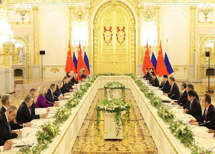 Putin y Xi muestran su sintonía en el Kremlin, Ucrania denuncia la violación de la tregua Putin y Xi muestran su sintonía en el Kremlin, Ucrania denuncia la violación de la tregua