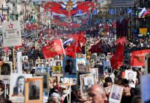 Putin rinde homenaje a los soldados rusos en Ucrania en un multitudinario desfile por el Día de la Victoria
