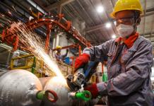 Trump sugiere reducir al 80% los aranceles impuestos a productos chinos