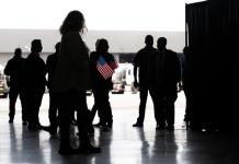 Un primer grupo de sudafricanos blancos llega a EEUU