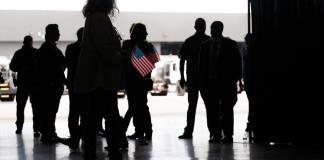 Un primer grupo de sudafricanos blancos llega a EEUU