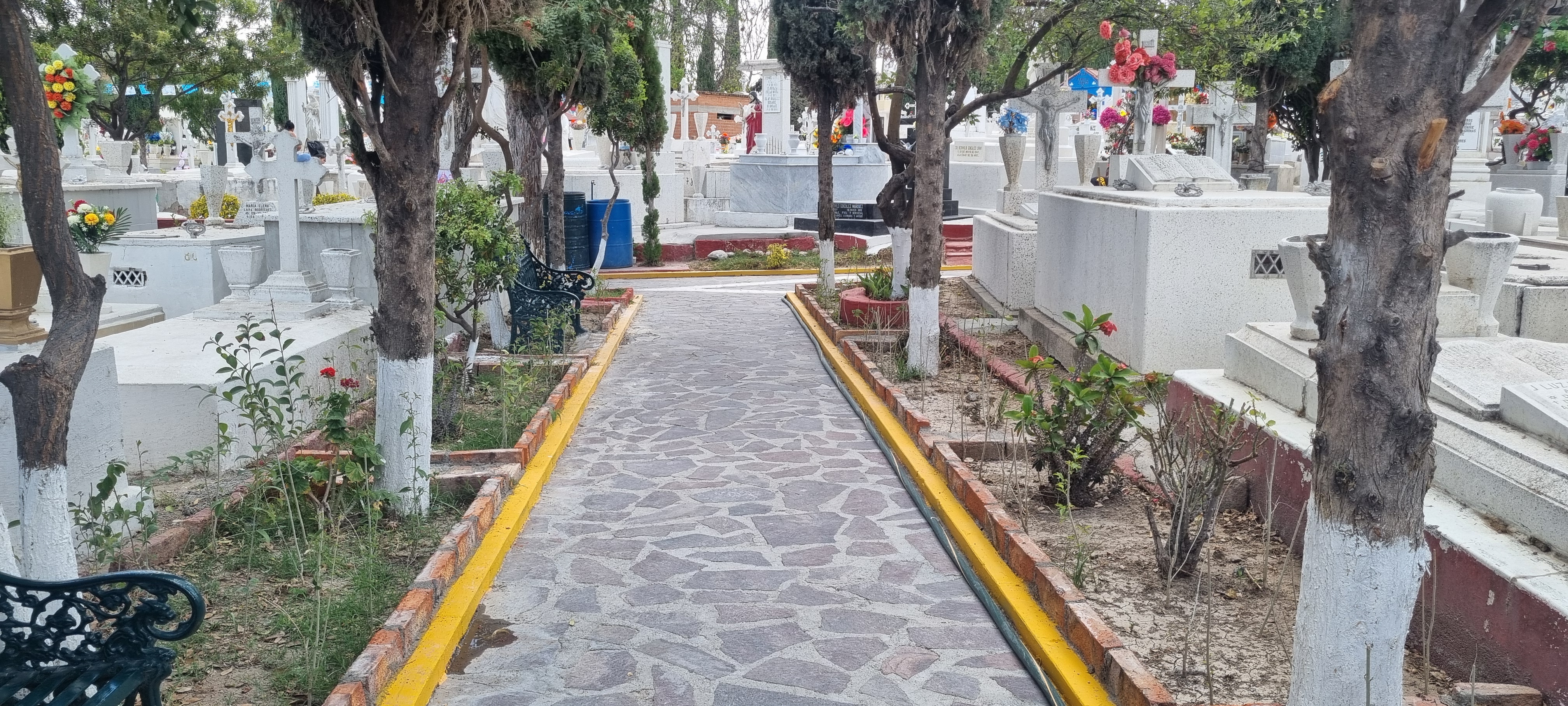 El Panteón Municipal recibe a miles de visitantes en el Dia de las Madres El Panteón Municipal recibe a miles de visitantes en el Dia de las Madres