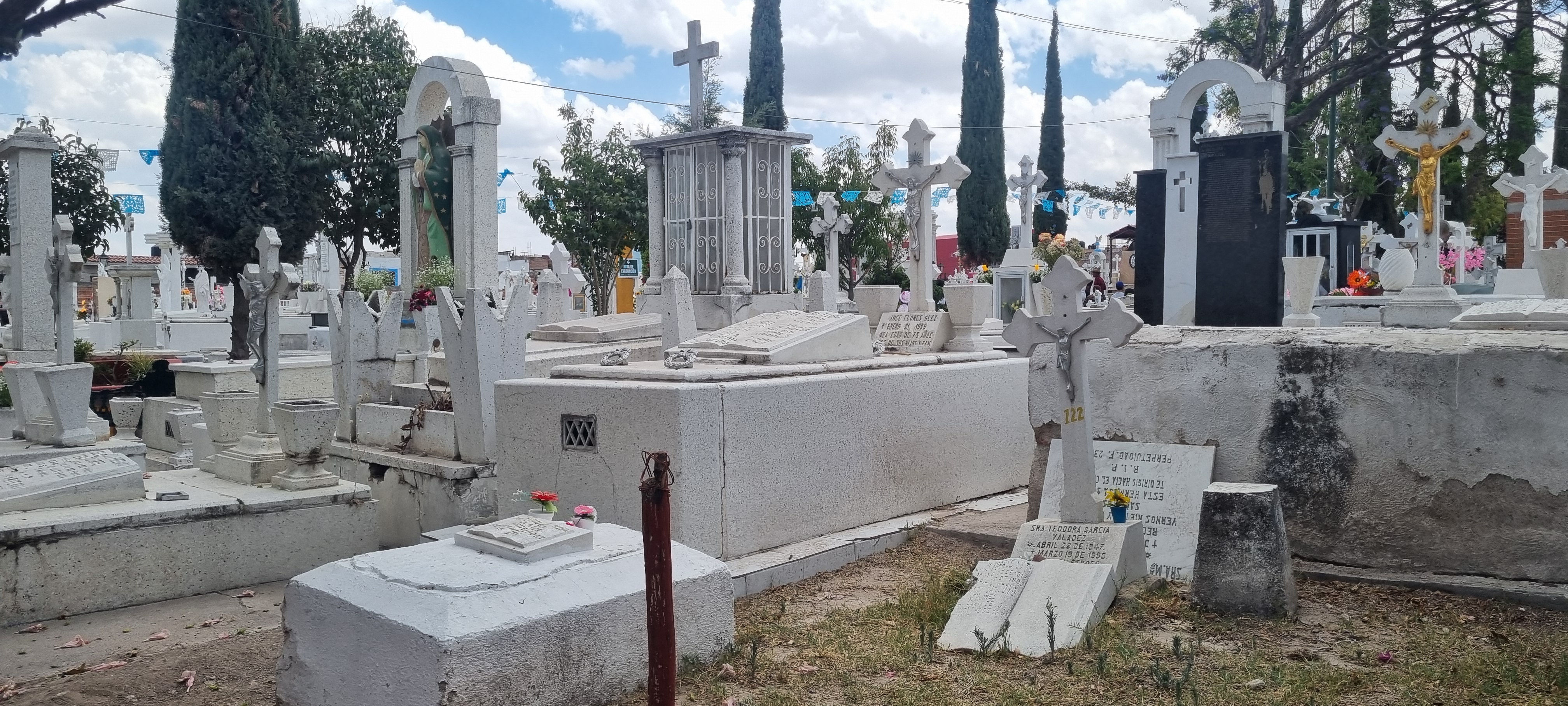 El Panteón Municipal recibe a miles de visitantes en el Dia de las Madres El Panteón Municipal recibe a miles de visitantes en el Dia de las Madres