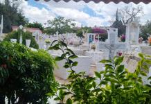 El Panteón Municipal recibe a miles de visitantes en el Dia de las Madres