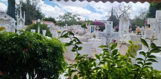 El Panteón Municipal recibe a miles de visitantes en el Dia de las Madres