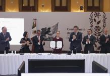 Renuevan acuerdo con empresarios para mitigar inflación en 24 productos básicos