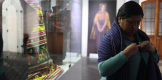 Los awayus, los textiles indígenas transportadores de vida se revalorizan en Bolivia
