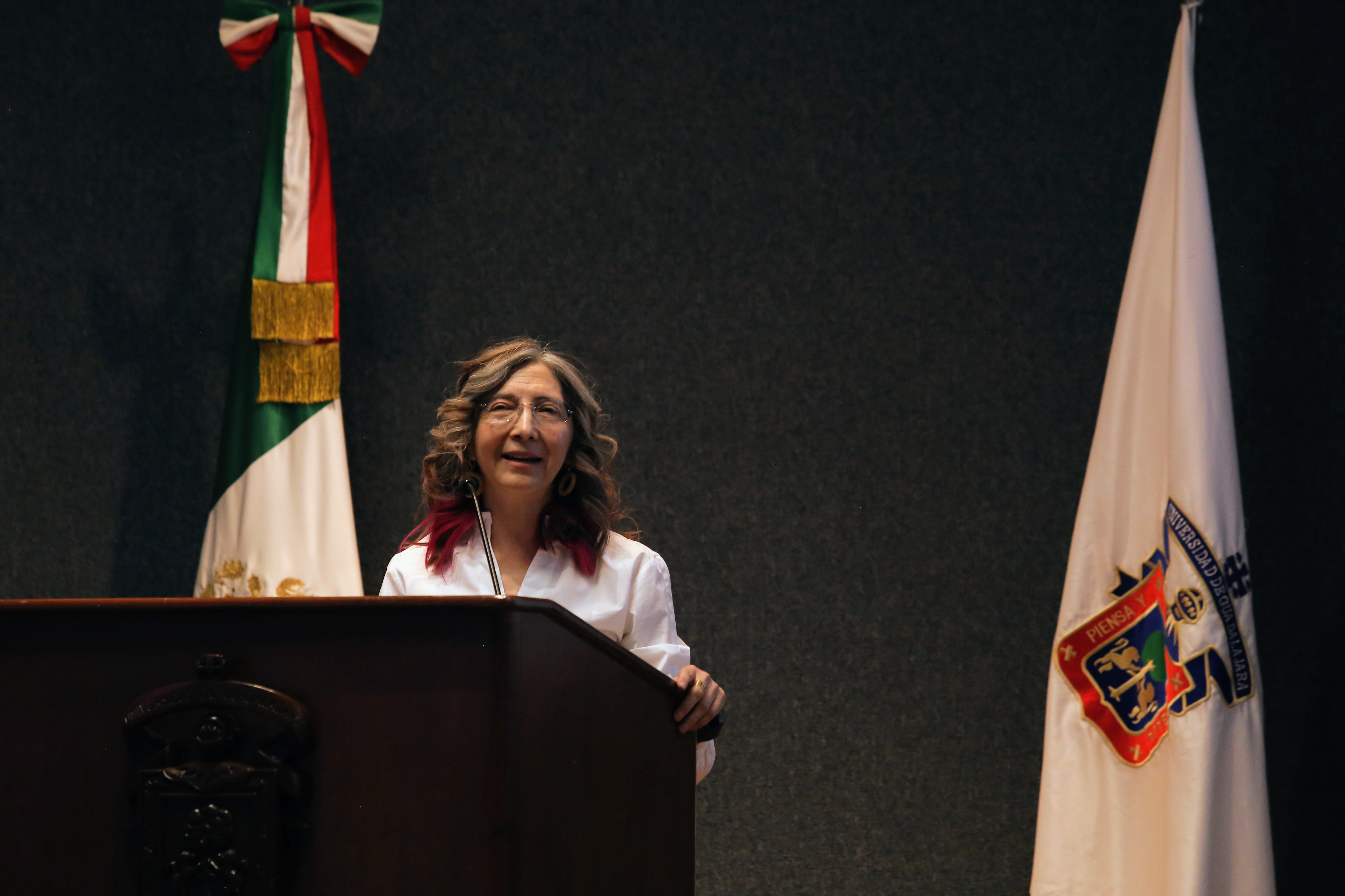 En su toma de protesta, Mara Robles urge a empresarios a combatir al crimen con buenos sueldos