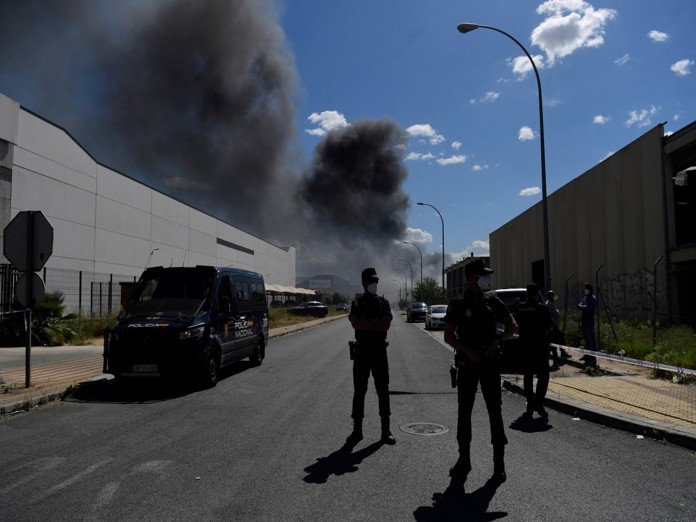 Miles de vecinos del sur de España instados a confinarse por un incendio químico Miles de vecinos del sur de España instados a confinarse por un incendio químico