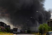 Miles de vecinos del sur de España instados a confinarse por un incendio químico
