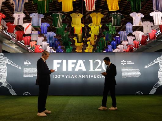 FIFA y Conmebol abren exposición en Paraguay que incluye la Copa Mundial y América