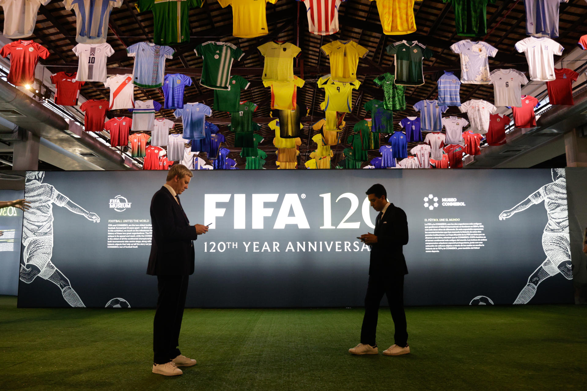 FIFA y Conmebol abren exposición en Paraguay que incluye la Copa Mundial y América