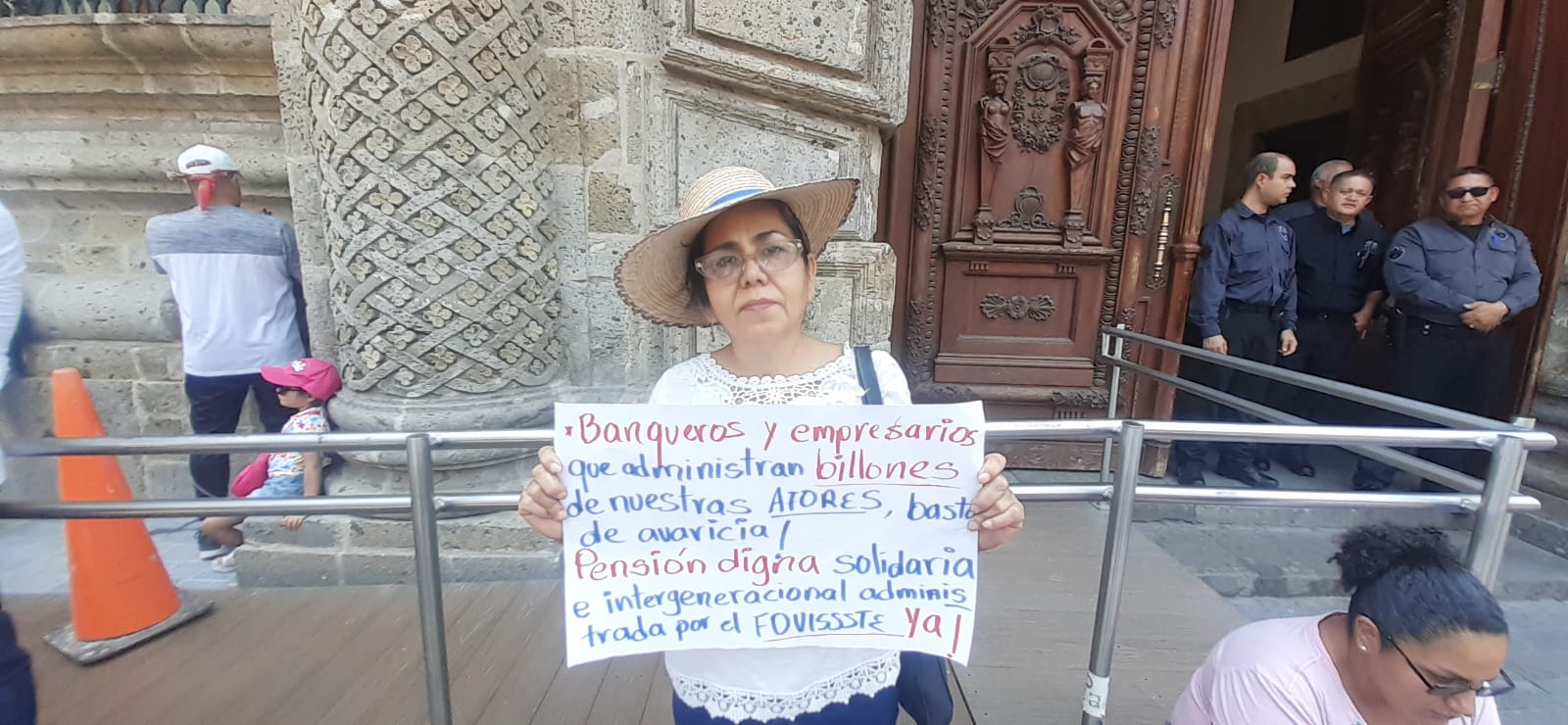 Maestros marchan en Jalisco y exigen cambio en la edad de jubilación del ISSSTE Maestros marchan en Jalisco y exigen cambio en la edad de jubilación del ISSSTE