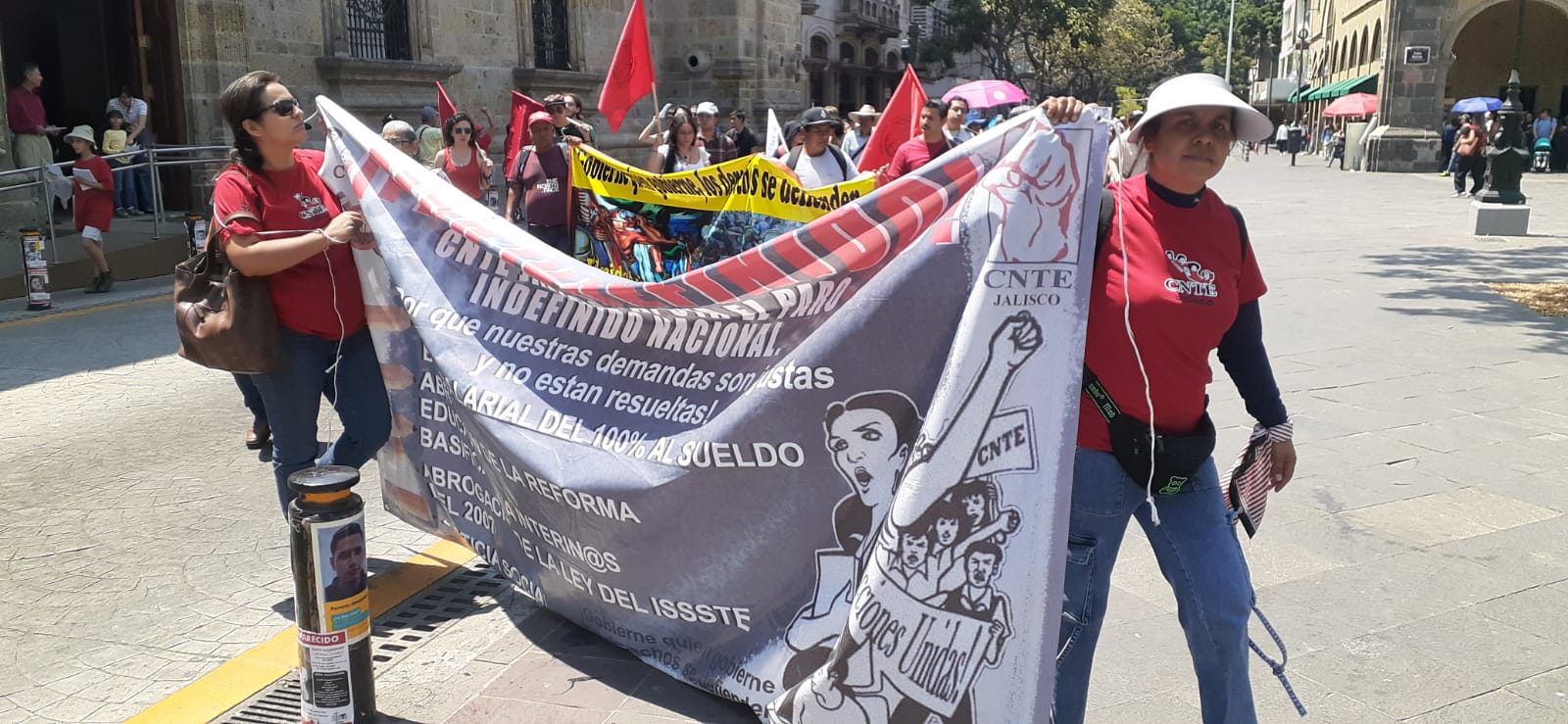 Maestros marchan en Jalisco y exigen cambio en la edad de jubilación del ISSSTE Maestros marchan en Jalisco y exigen cambio en la edad de jubilación del ISSSTE