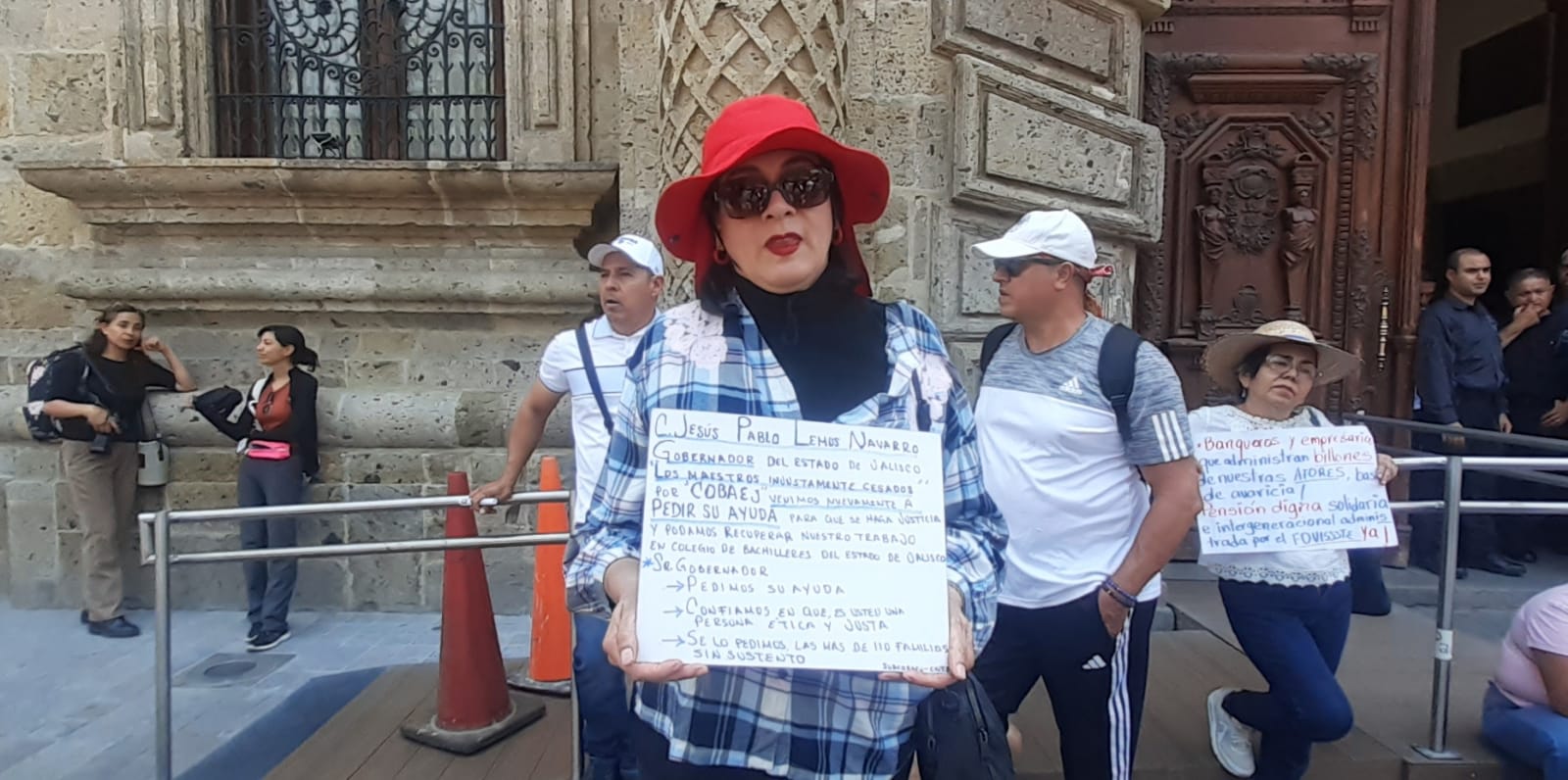 Más de 100 maestros siguen en lucha para ser reinstalados en el Colegio de Bachilleres Más de 100 maestros siguen en lucha para ser reinstalados en el Colegio de Bachilleres