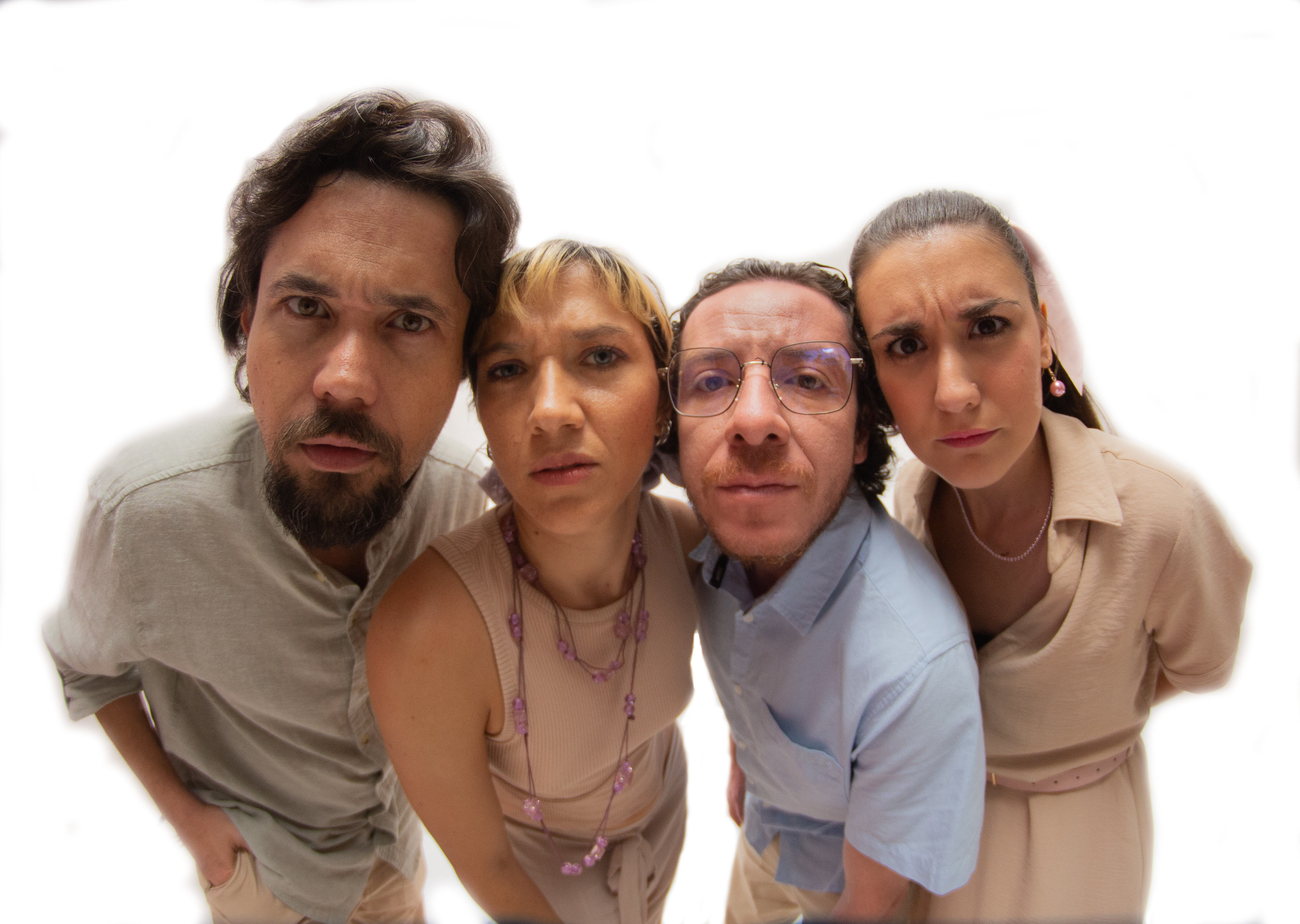 “Toda persona vista de cerca es un monstruo”, obra de teatro que ubica frente al espejo a su público “Toda persona vista de cerca es un monstruo”, obra de teatro que ubica frente al espejo a su público