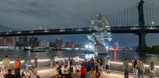 Abren investigación por accidente de buque escuela mexicano contra puente de Brooklyn