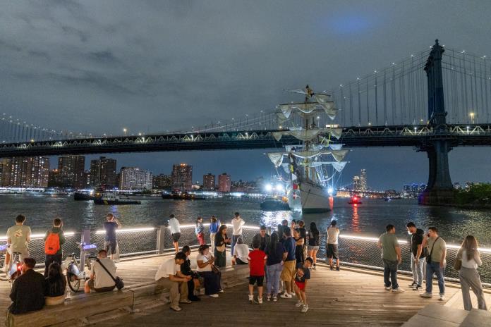 Abren investigación por accidente de buque escuela mexicano contra puente de Brooklyn Abren investigación por accidente de buque escuela mexicano contra puente de Brooklyn