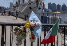 Improvisan un altar tras accidente de buque mexicano en Nueva York con mensajes y banderas