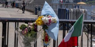 Improvisan un altar tras accidente de buque mexicano en Nueva York con mensajes y banderas