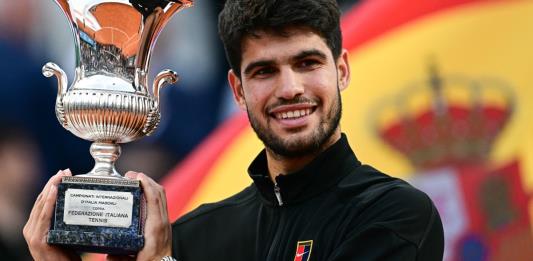 Alcaraz recuerda a Sinner quién es el rey de la tierra antes de Roland Garros