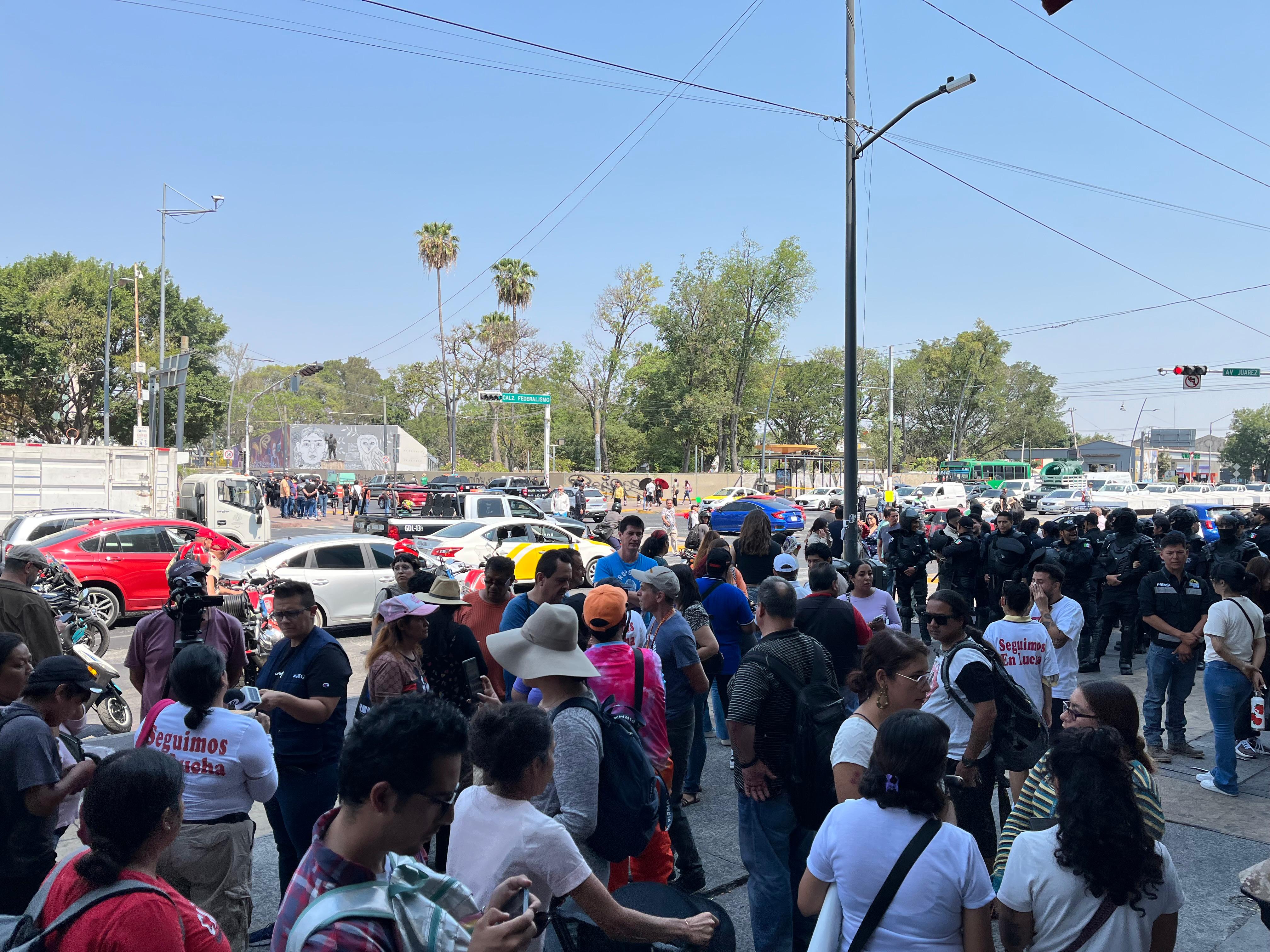 Vendedores del Parque Rojo se manifiestan ante cierre del espacio; Ayuntamiento de Guadalajara maneja bloqueo entre Federalismo Sur y Juárez Vendedores del Parque Rojo se manifiestan ante cierre del espacio; Ayuntamiento de Guadalajara maneja bloqueo entre Federalismo Sur y Juárez