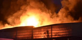 Incendios industriales contaminan aire y agua con sustancias cancerígenas