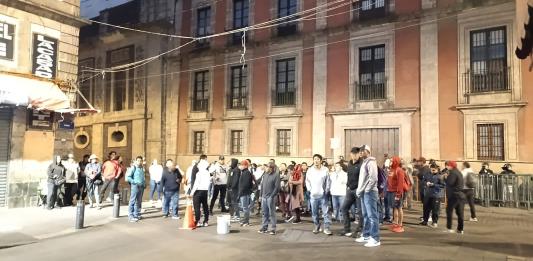 Maestros bloquean acceso a Palacio Nacional antes de conferencia de Sheinbaum