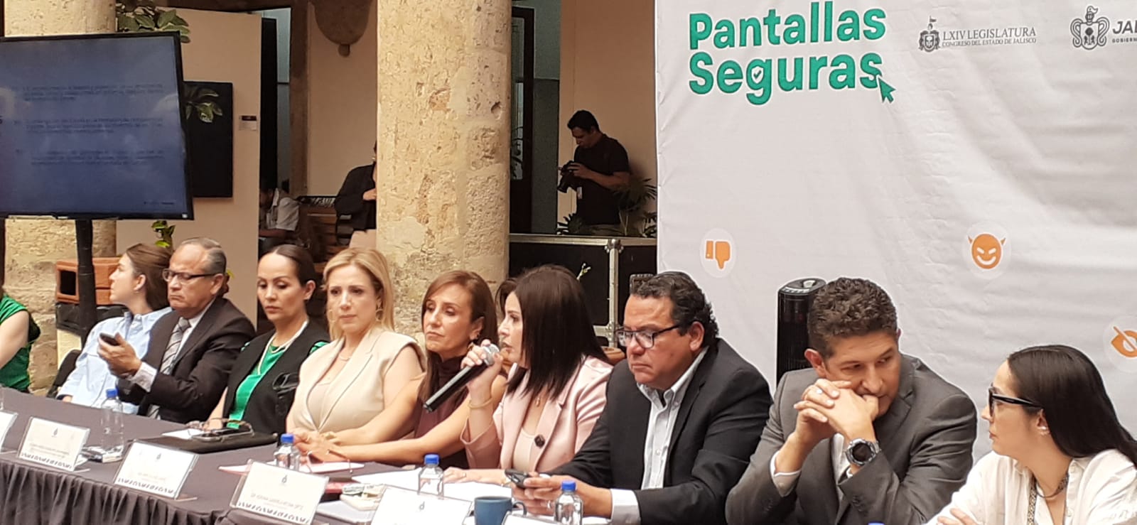 Quieren regular uso de teléfonos y tabletas para adolescentes en escuelas Quieren regular uso de teléfonos y tabletas para adolescentes en escuelas