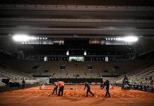 Mimar la tierra batida, la delicada labor de los artesanos de Roland Garros