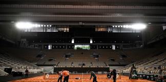Mimar la tierra batida, la delicada labor de los artesanos de Roland Garros