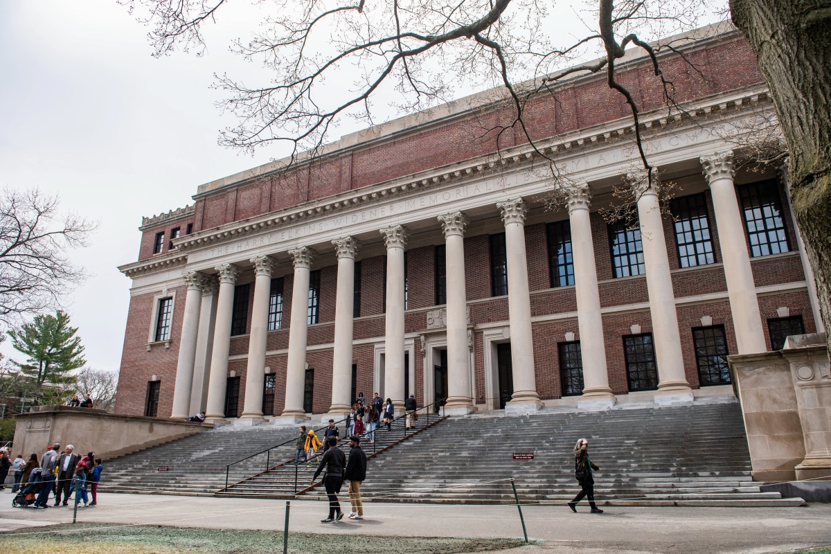 Universidad de Harvard ya no podrá inscribir a estudiantes extranjeros por orden de Trump Universidad de Harvard ya no podrá inscribir a estudiantes extranjeros por orden de Trump