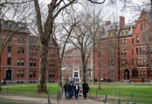 Jueza suspende veto de Trump a estudiantes extranjeros en Harvard