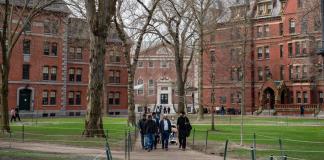 Jueza suspende veto de Trump a estudiantes extranjeros en Harvard