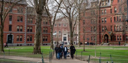Jueza suspende veto de Trump a estudiantes extranjeros en Harvard