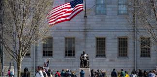 Harvard demanda a Trump por veto a estudiantes extranjeros