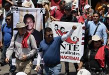 Una protesta de maestros bloquea accesos al principal aeropuerto de México