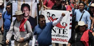 Una protesta de maestros bloquea accesos al principal aeropuerto de México