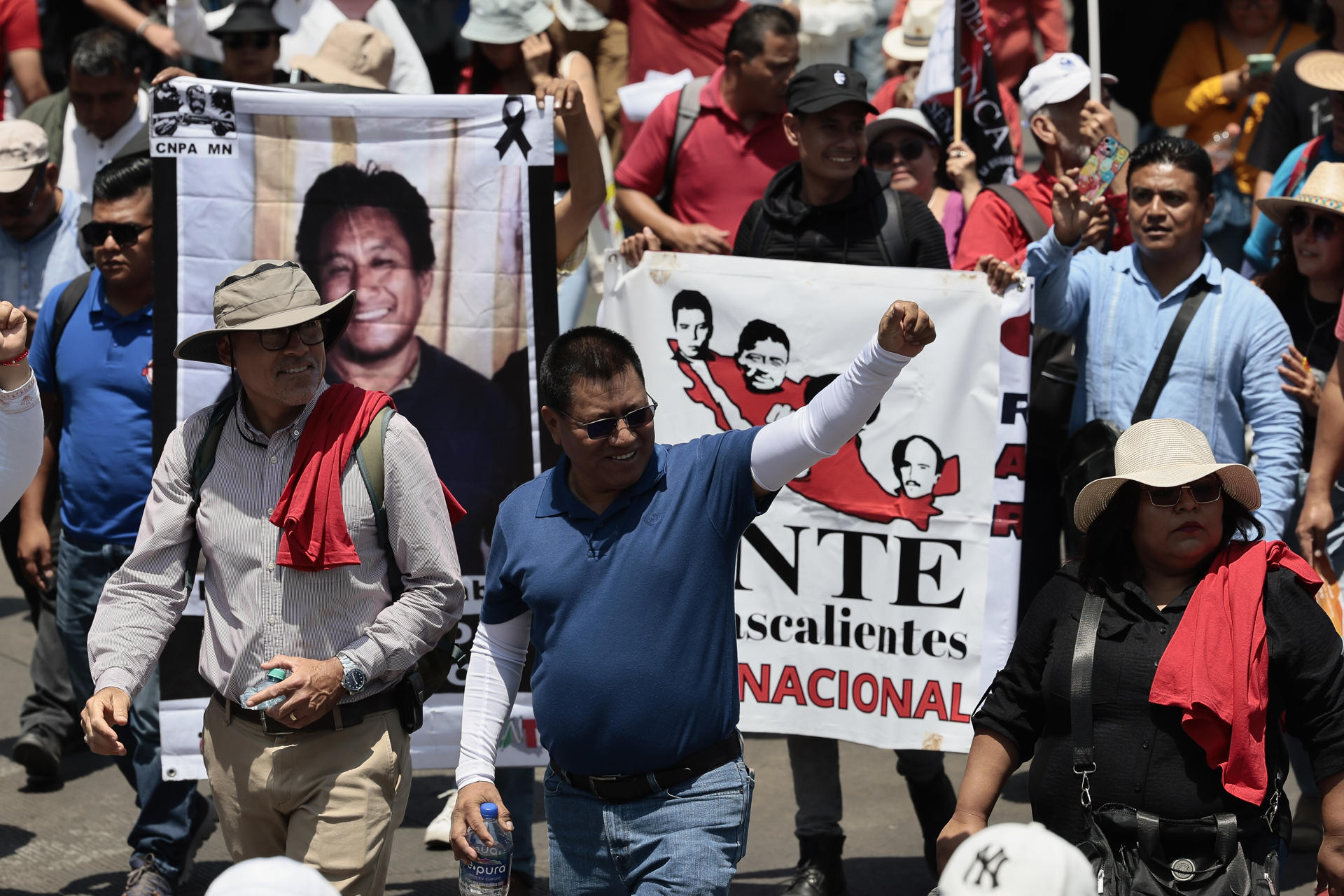 Una protesta de maestros bloquea accesos al principal aeropuerto de México