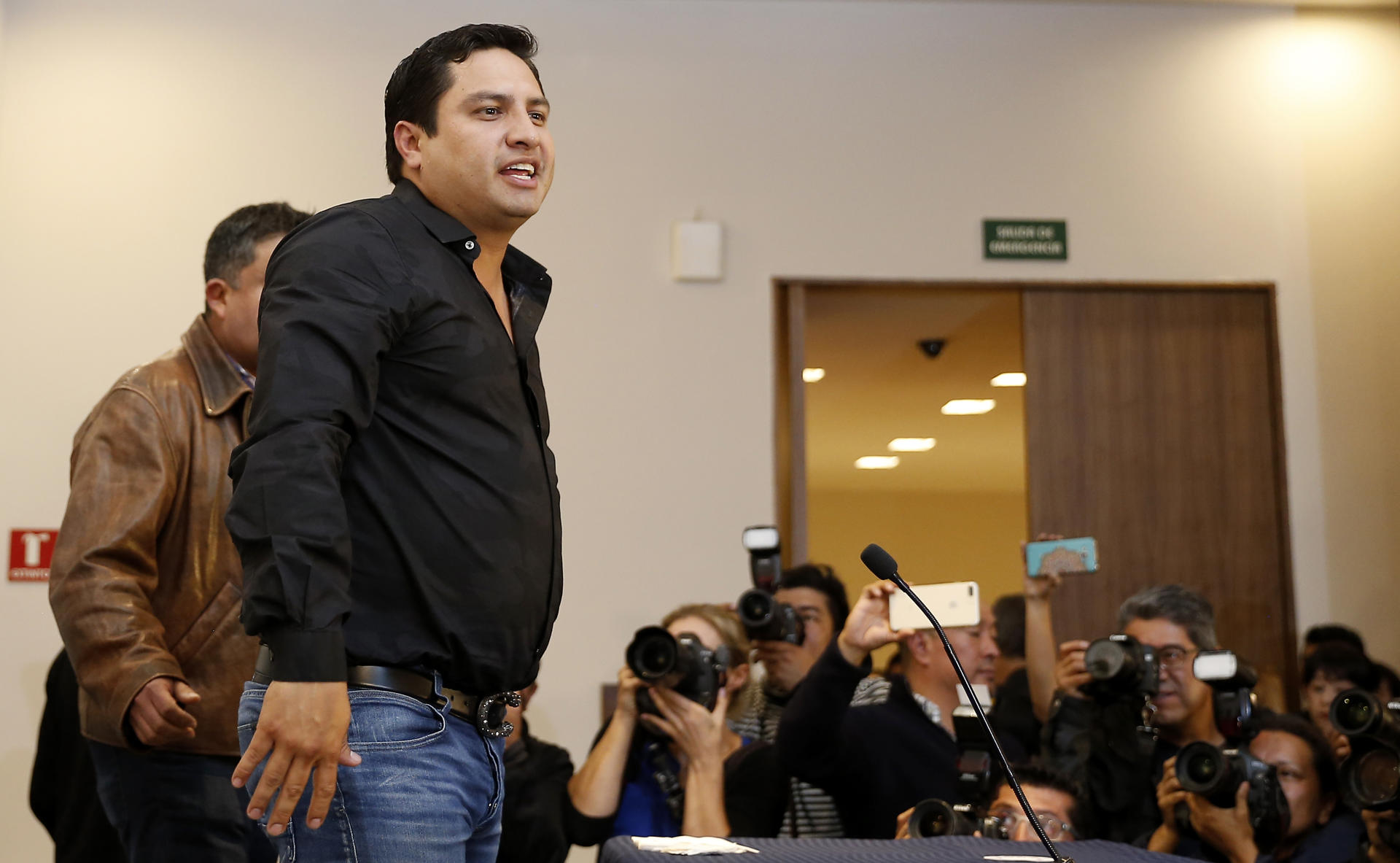Julión Álvarez pospone concierto en Texas porque cancelaron su visa para entrar a EEUU