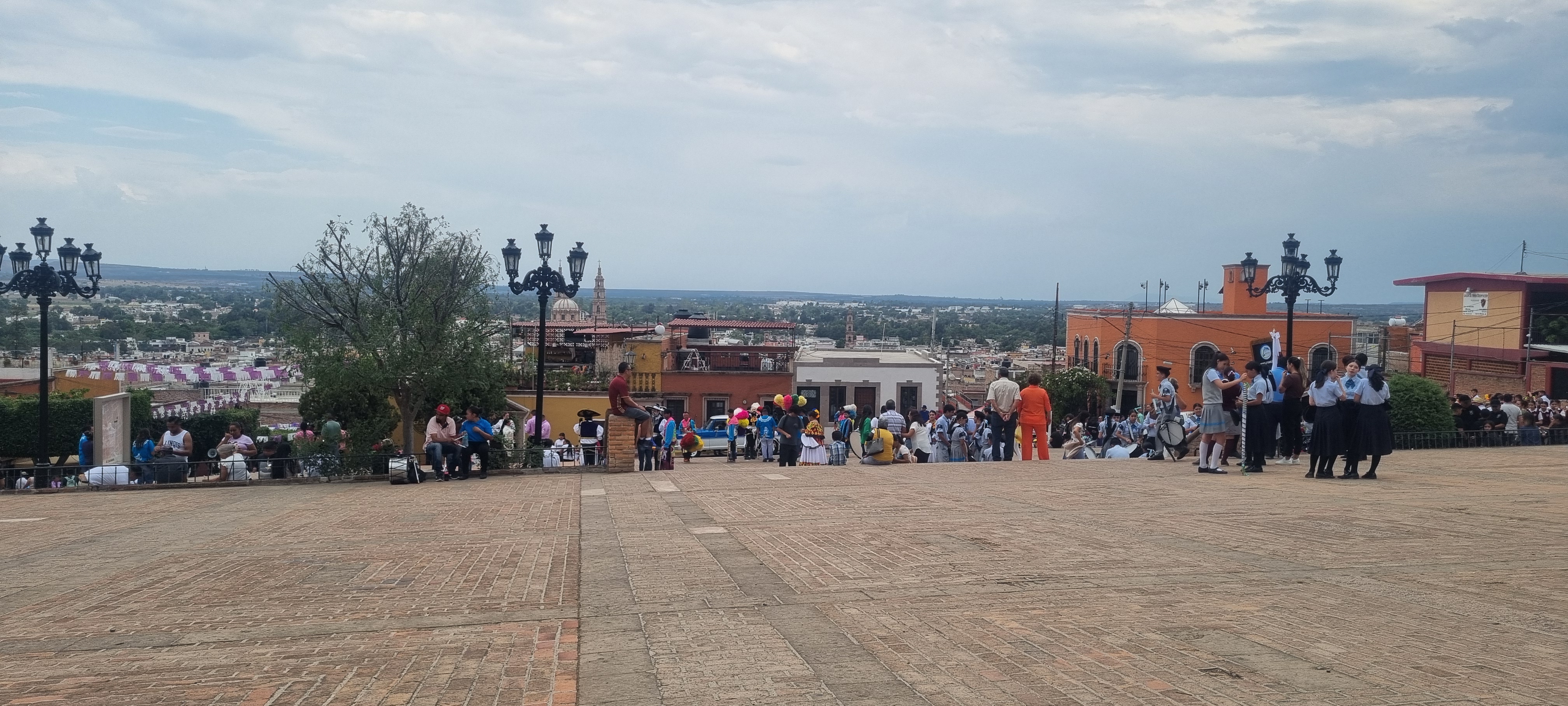 Las unidades de emergencia presentes durante la bajada de Nuestro Padre Jesús del Calvario