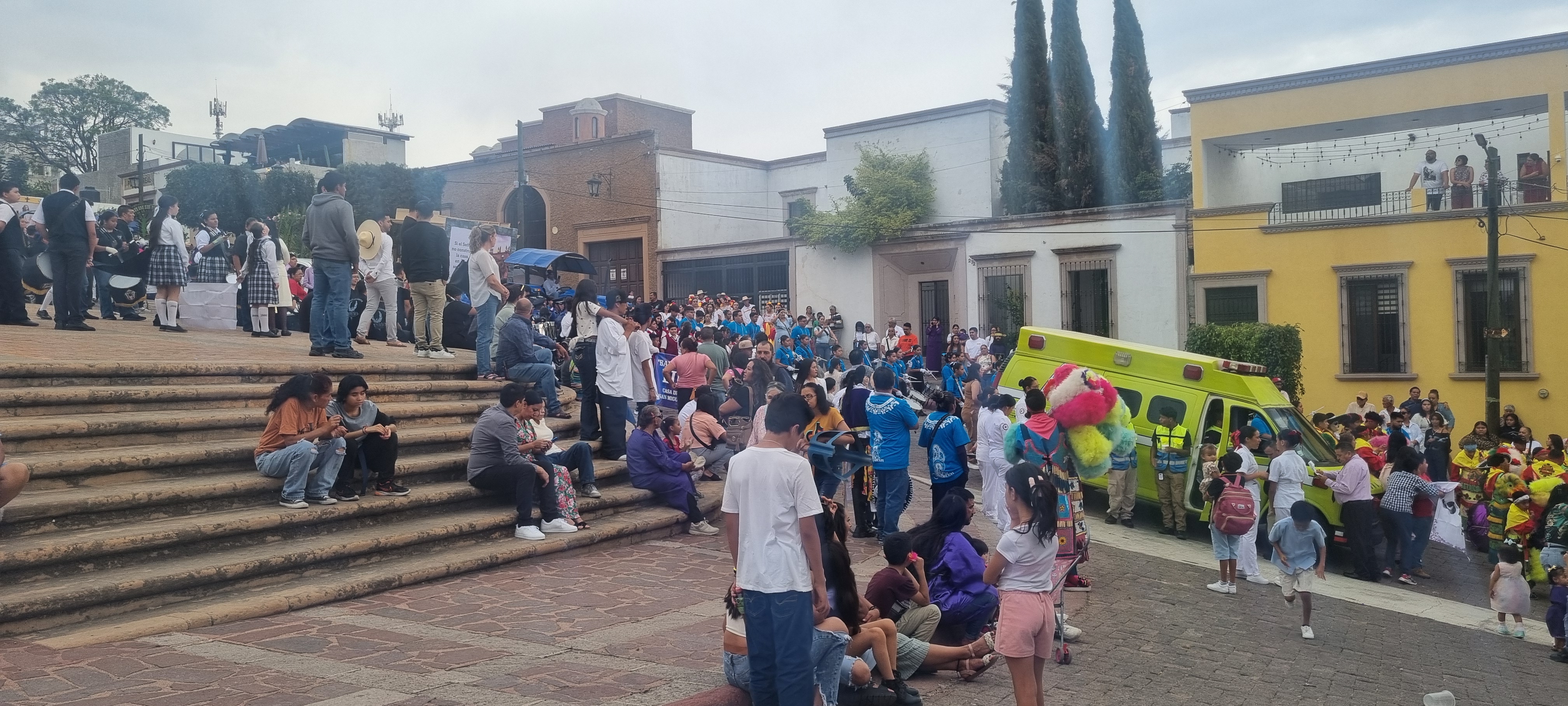 Las unidades de emergencia presentes durante la bajada de Nuestro Padre Jesús del Calvario