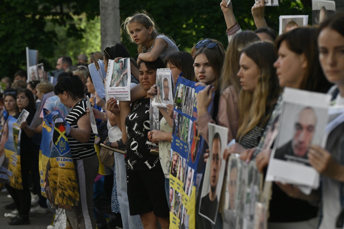 Reencuentros, sonrisas y lágrimas en el regreso a Ucrania de prisioneros liberados por Rusia