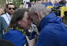 Reencuentros, sonrisas y lágrimas en el regreso a Ucrania de prisioneros liberados por Rusia