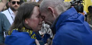 Reencuentros, sonrisas y lágrimas en el regreso a Ucrania de prisioneros liberados por Rusia