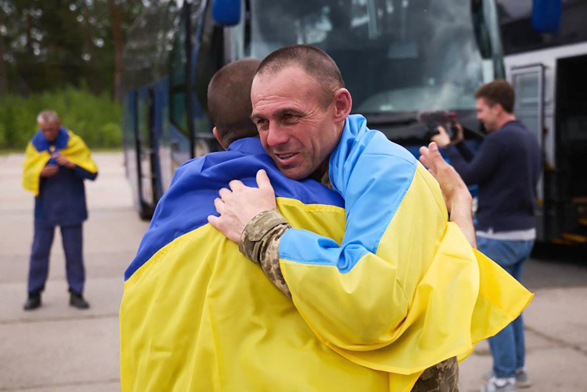 Reencuentros, sonrisas y lágrimas en el regreso a Ucrania de prisioneros liberados por Rusia