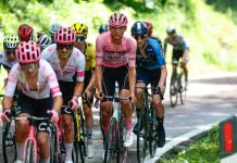 Scaroni gana una alocada 16ª etapa del Giro, Del Toro salva el rosa