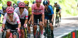 Scaroni gana una alocada 16ª etapa del Giro, Del Toro salva el rosa