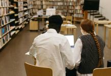 EE.UU. pausa la emisión de visas de estudiantes para evaluar las redes sociales
